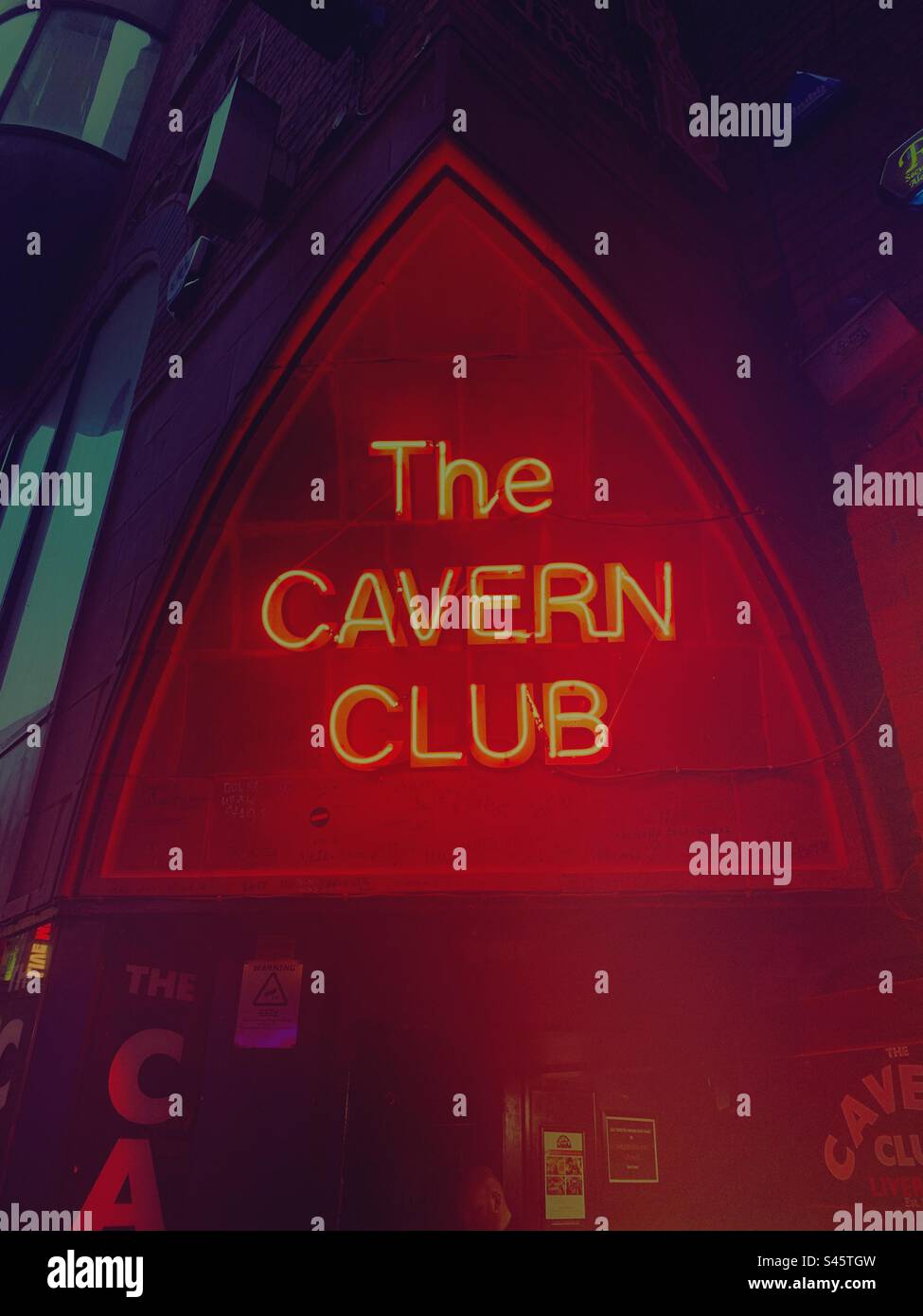 Le Cavern Club signe rouge néon dans Mathew Street, Liverpool Angleterre Royaume-Uni - le célèbre club de musique live des Beatles Banque D'Images