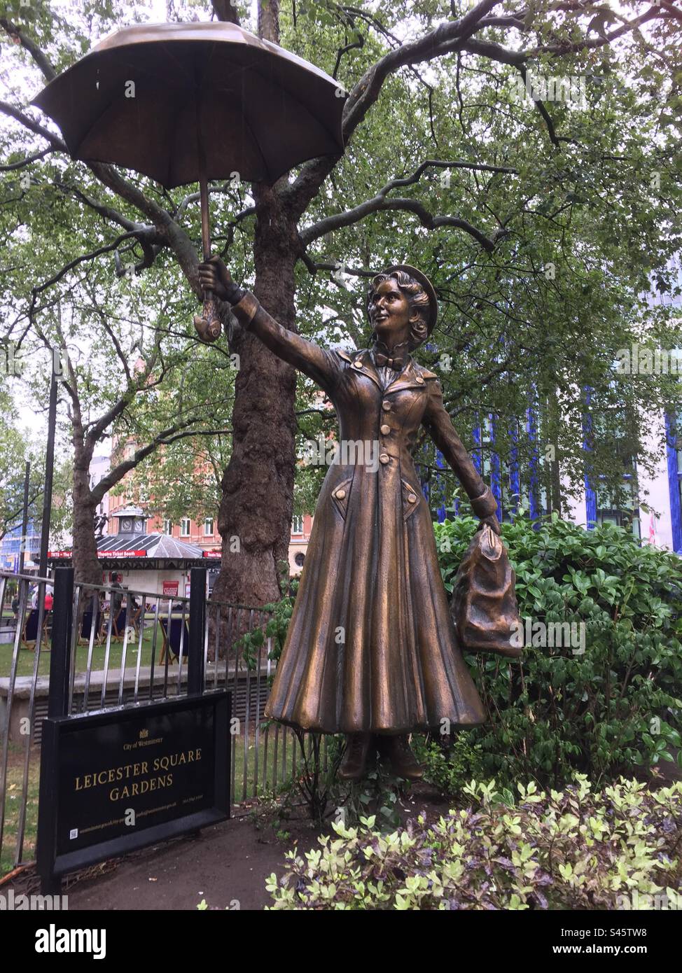 Mary poppins fait scène dans les jardins de Leicester Square Banque D'Images