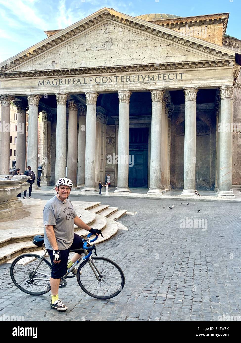 Cycliste debout sur la Piazza Della Rotonda en face du Panthéon et Obélisque Rome Italie Banque D'Images