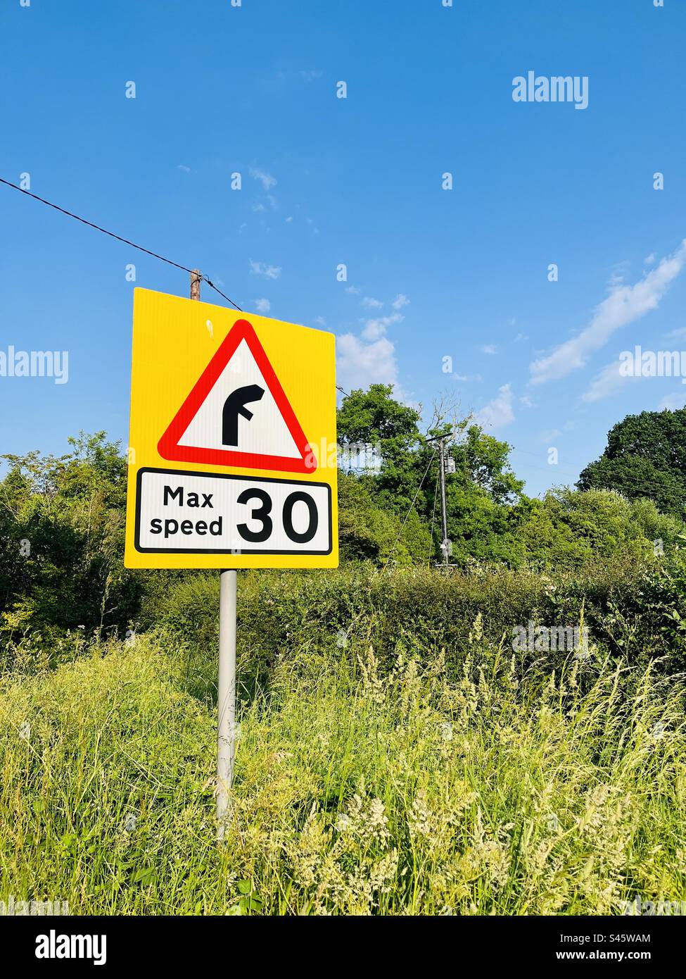 Zone de 30 mph sur la route de campagne britannique Banque D'Images