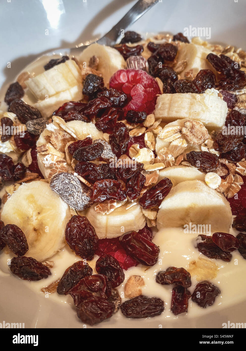 Un petit déjeuner sain de muesli et yaourt naturel Banque D'Images