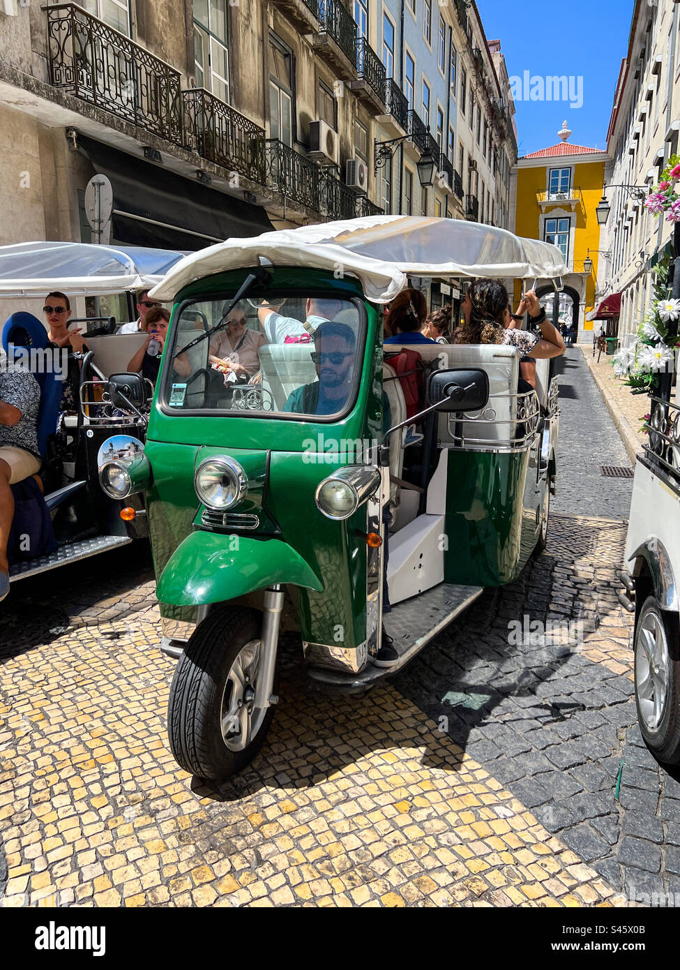 Green Tut Tut taxi dans le centre de Lisbonne Portugal Banque D'Images