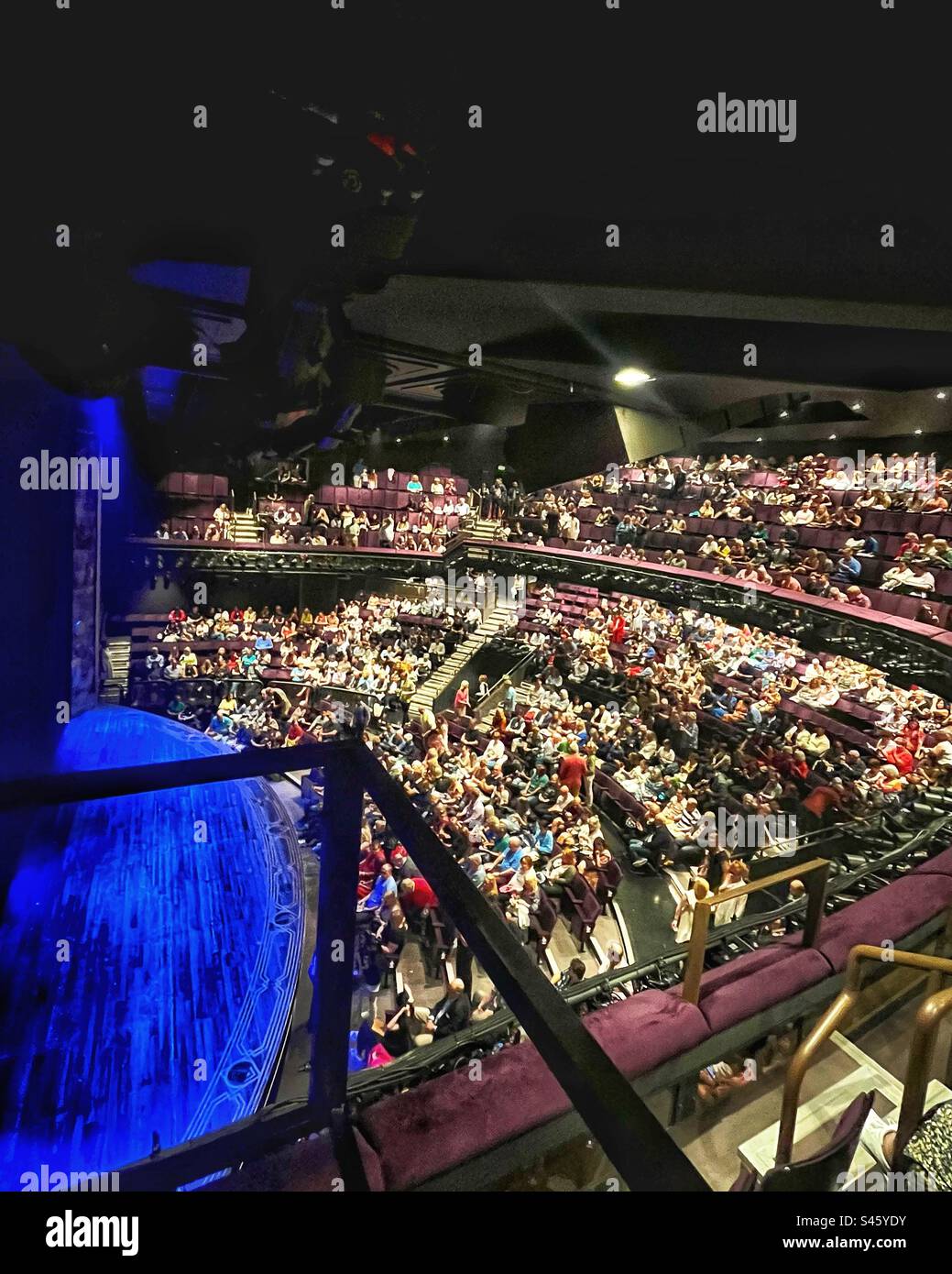 Conçu par l'architecte Paul Tvrtkovic et le scénographe Sean Kenny sur le modèle du Walter Gropius Total-Theater pouvant accueillir 960 personnes sur 2 niveaux, l'auditorium du Gillian Lynne Theatre sur Drury Lane, à Londres Banque D'Images