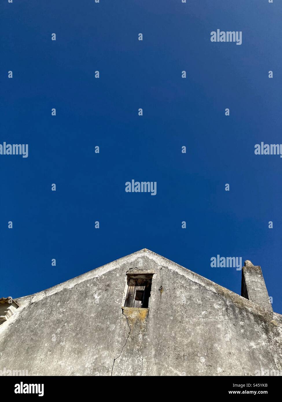 Détail de la vieille maison supérieure dans le sud du Portugal (Moita) sur fond de ciel bleu. Banque D'Images