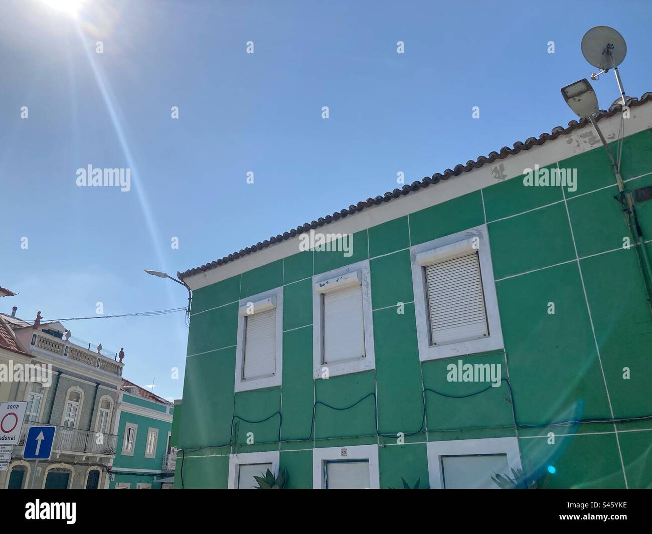 Vue des maisons dans le sud du Portugal, emplacement Moita, avec maison typique au premier plan. Banque D'Images