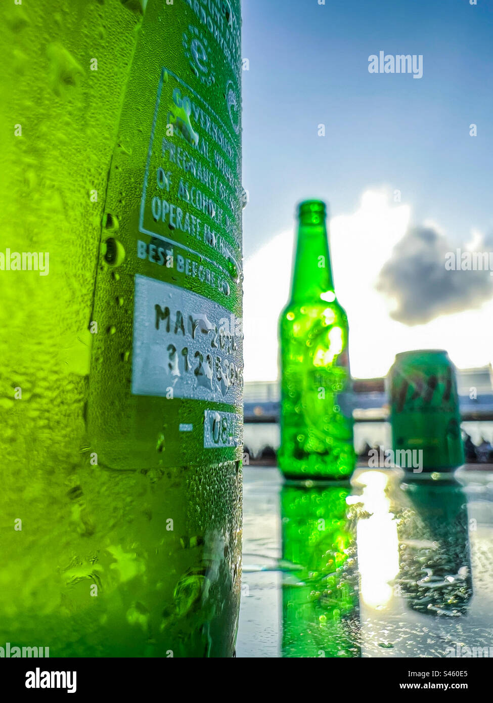 Bière Heineken sur table en été Banque D'Images