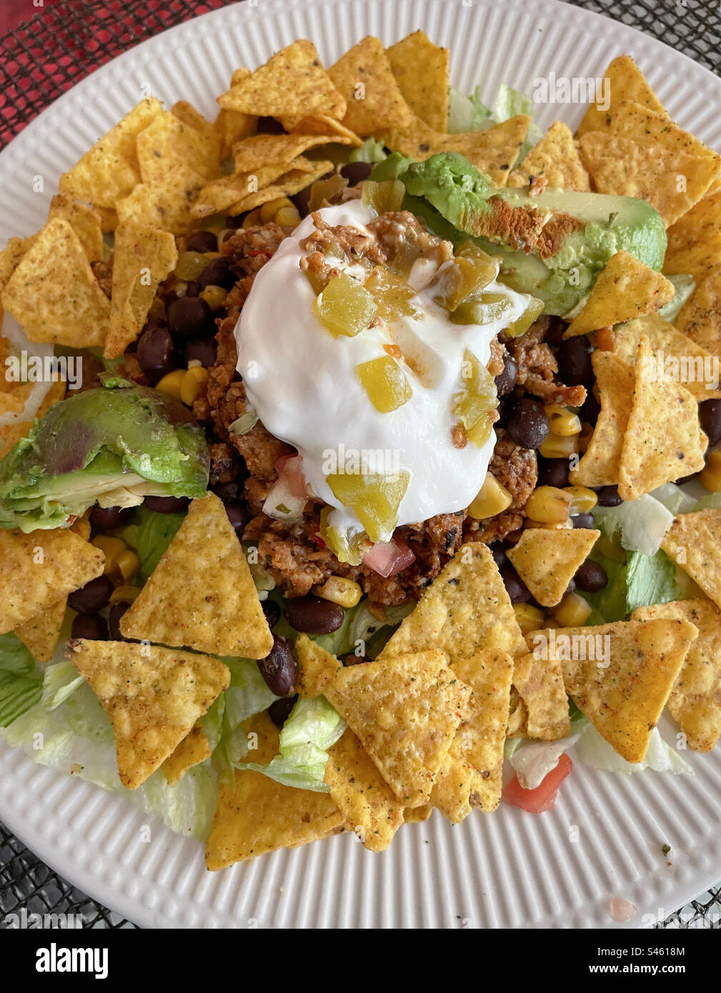 Plat de salade de Taco gastronomique sur une assiette blanche, garnie de crème sure, 2023, USA - Image de stock capturée avec un smartphone
