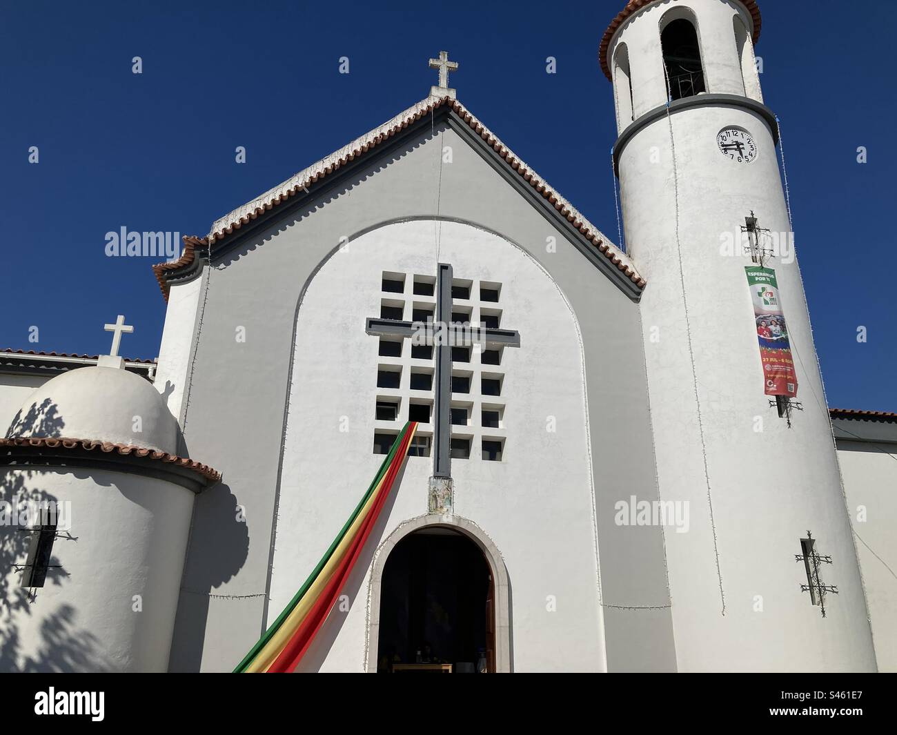 Église de Santo Antonio, conseil de Barreiro, dans le sud du Portugal avec bande de drapeau colorée et affiche de bienvenue aux jeunes chrétiens (événement à Lisbonne avec le pape François) Banque D'Images