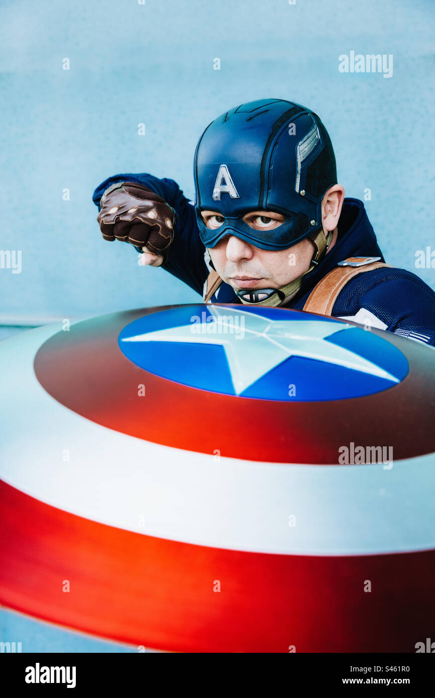 Cosplay Captain America avec bouclier et espace de copie Banque D'Images