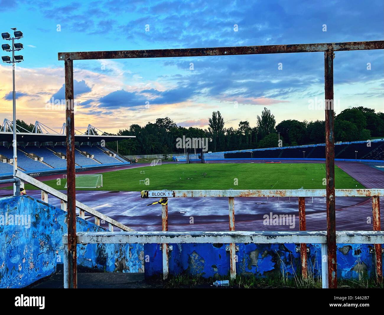 Crystal Palace Sports Stadium vu au coucher du soleil c'est un lieu historique pour les événements d'athlétisme et a besoin d'investissements - Image de stock capturée avec un smartphone