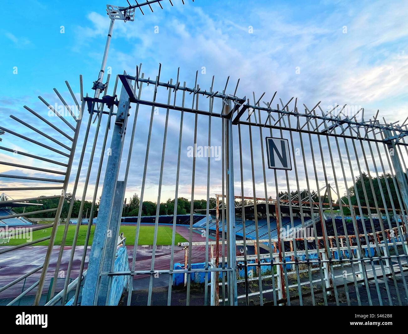 Portes fermées du Crystal Palace National Sports Centre Stadium un lieu sportif historique pour les événements d'athlétisme dans le sud-est de Londres - Image de stock capturée avec un smartphone