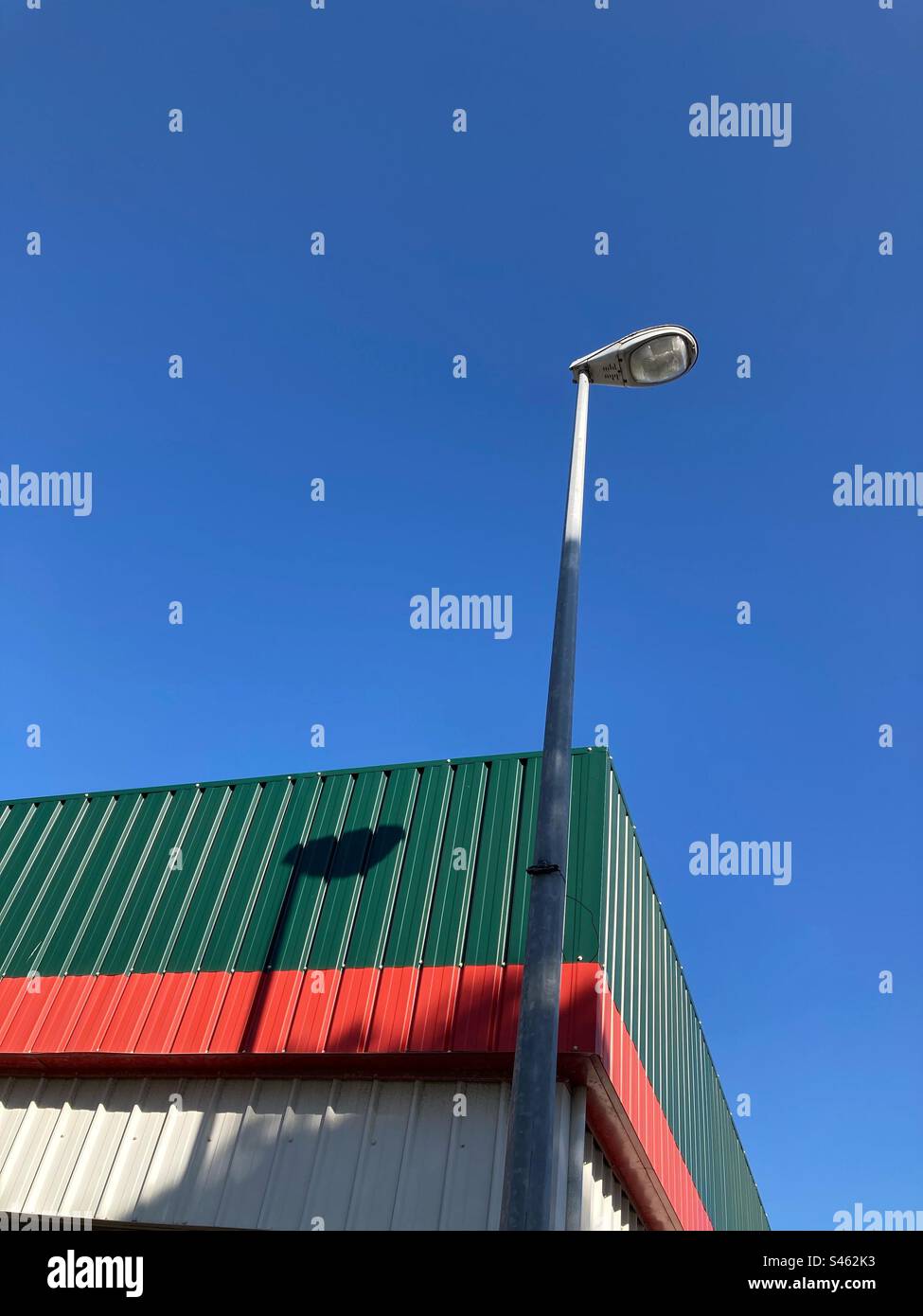 Lampadaire et bâtiment à structure métallique dans le sud du Portugal - Image de stock capturée avec un smartphone