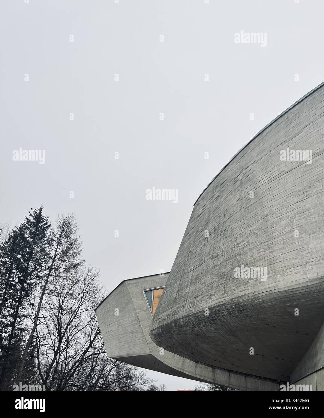 Musée brutaliste du soulèvement national slovaque à Banska Bystrica, Slovaquie - Image de stock capturée avec un smartphone