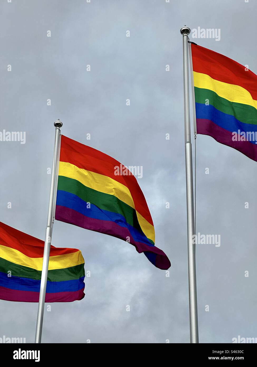 Drapeaux Lbgt contre ciel nuageux Banque D'Images