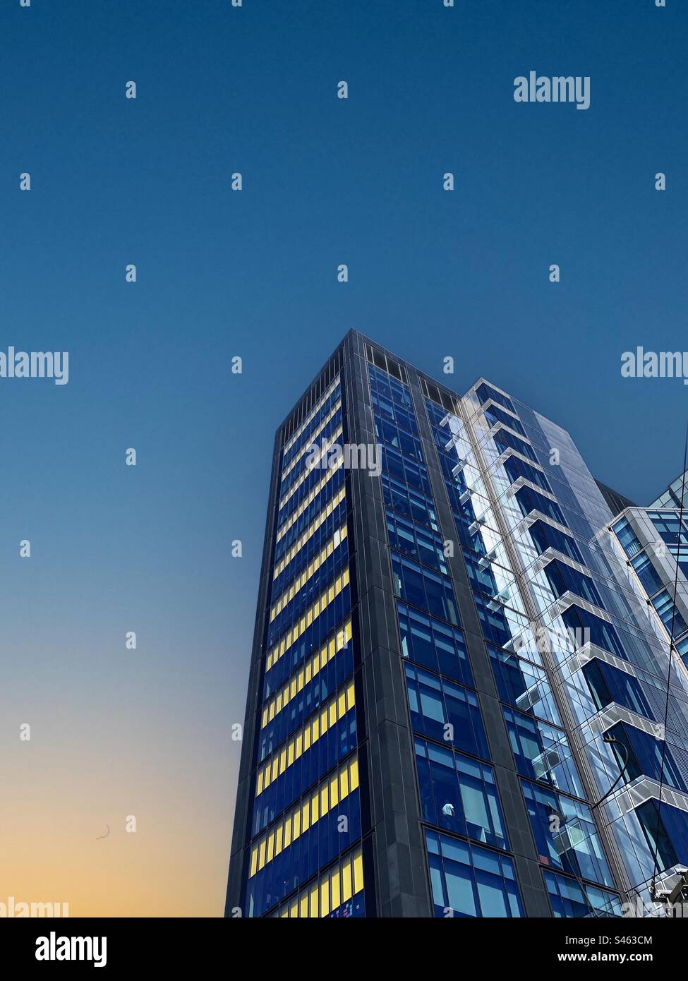 Le complexe de bureaux Google à Grand Canal Dock, à Dublin, Irlande. - Image de stock capturée avec un smartphone