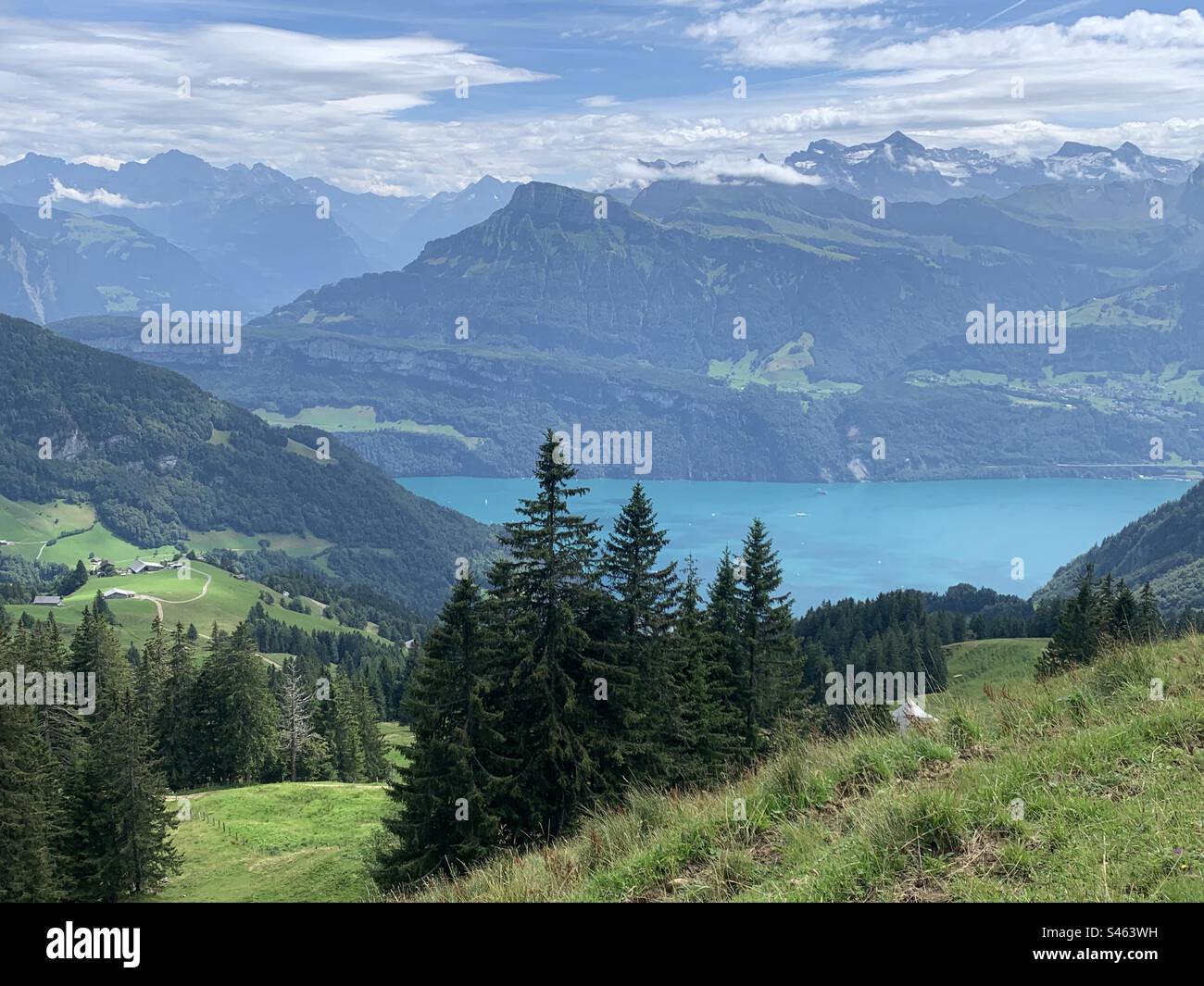 Vue sur le lac de Lucerne depuis le mont rigi - Image de stock capturée avec un smartphone