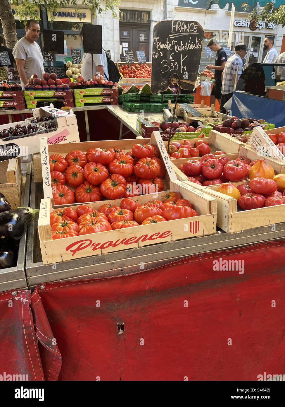 Les tomates dans marché français Banque D'Images