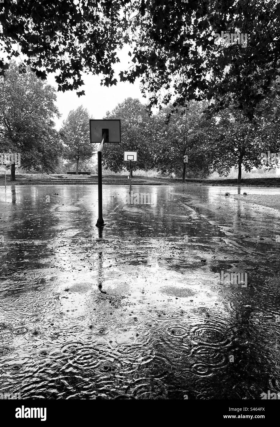 Un terrain de basket-ball un jour de pluie Banque D'Images