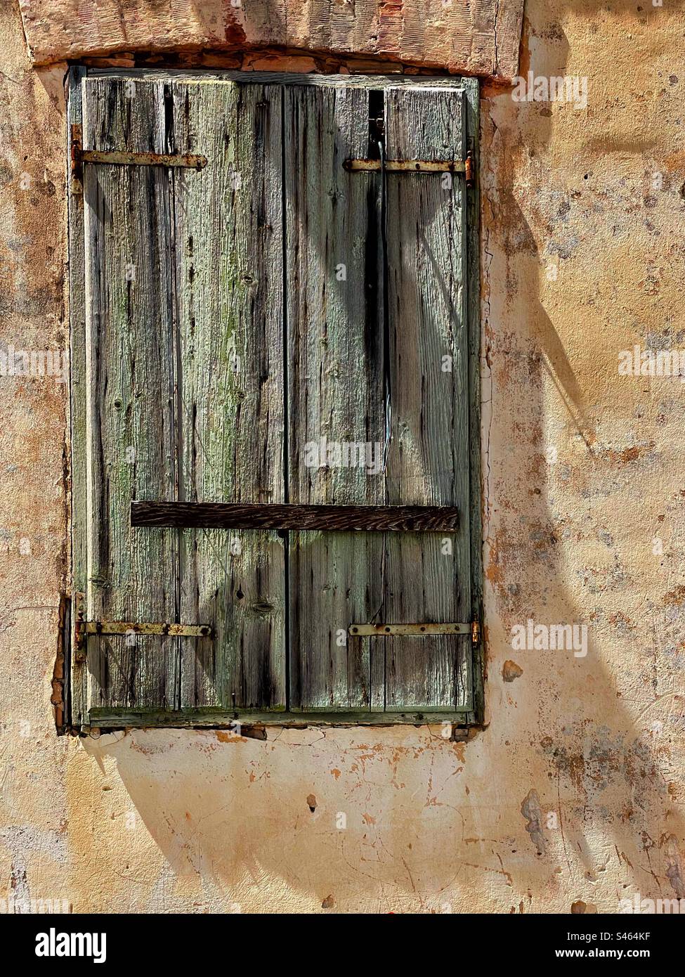 Vieux volet fané sur un bâtiment abandonné à Vbroska, Hvar, Croatie. Banque D'Images