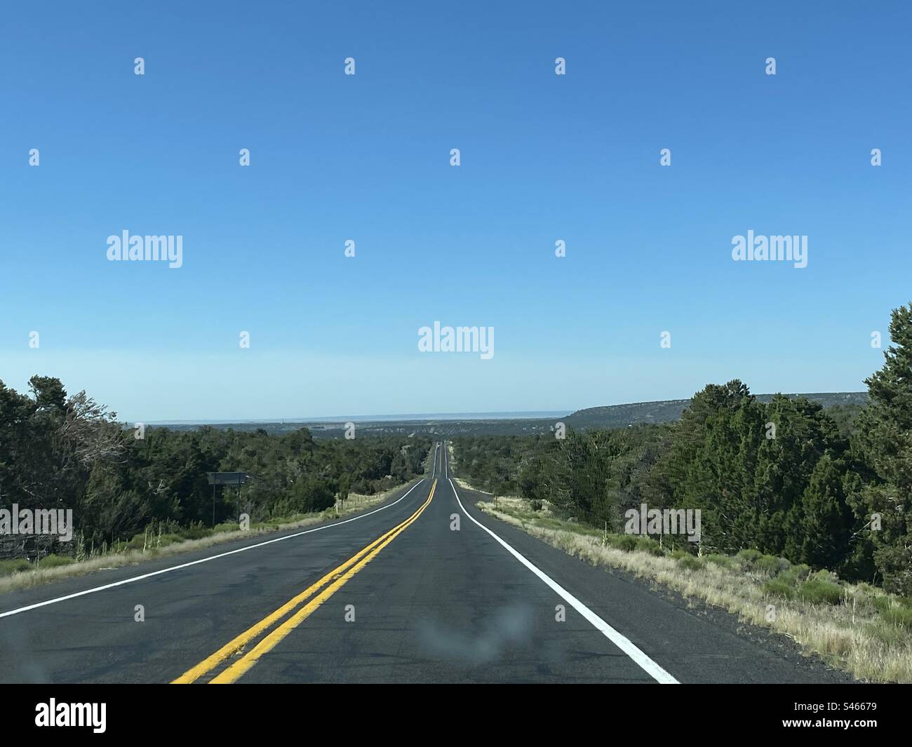 Route ouverte se dirigeant vers le Grand Canyon à Williams Arizona USA - Image de stock capturée avec un smartphone