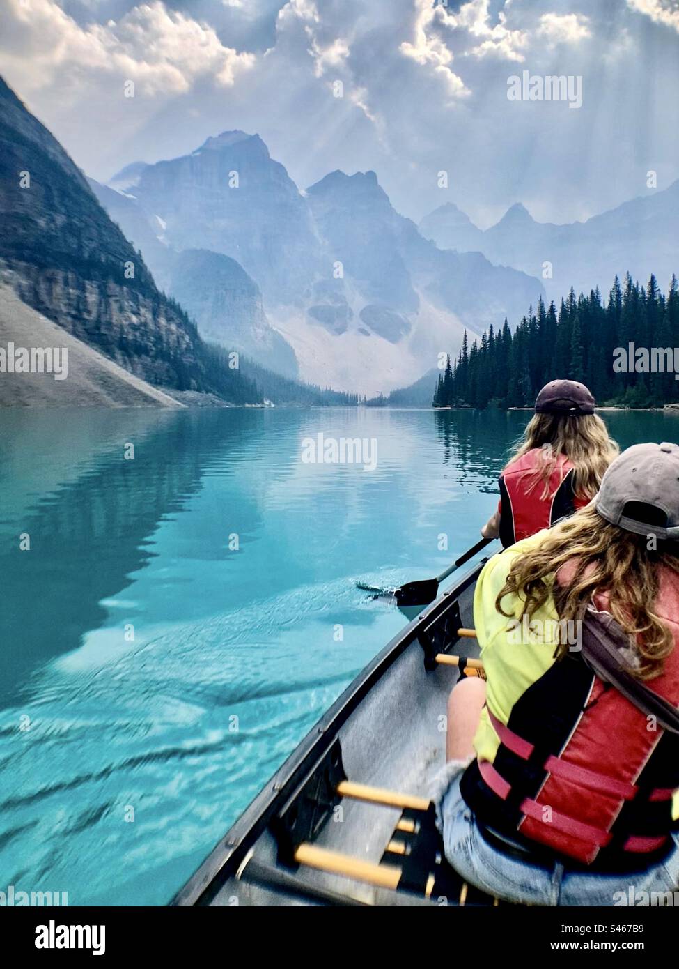 Pagayer sur les eaux glaciaires étonnantes du lac Moraine dans le parc national Banff, Alberta, Canada. Banque D'Images
