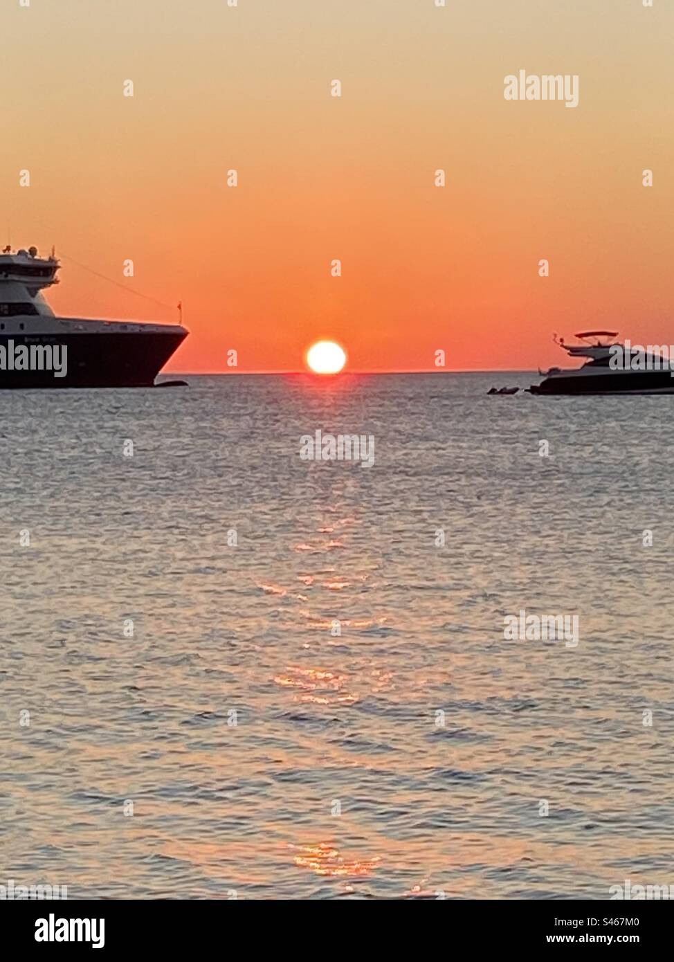 Coucher de soleil orange sur Paros, Cyclades, Grèce - Image de stock capturée avec un smartphone