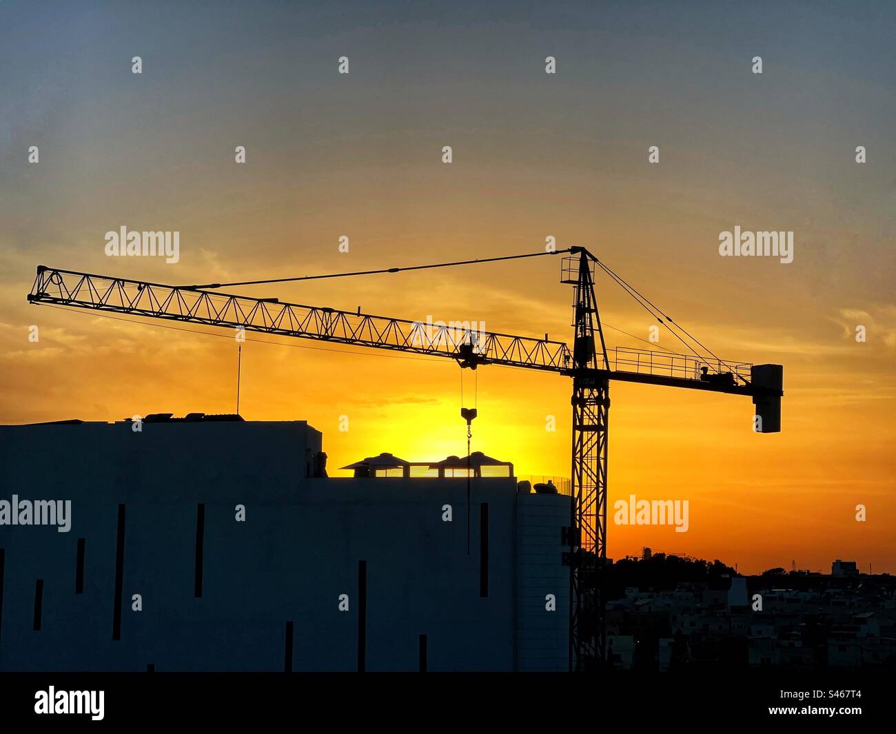 Silhouette d'une grue à tour au coucher du soleil Banque D'Images