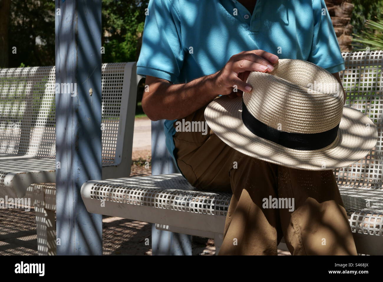 Section médiane d'un homme âgé assis dans un parc Banque D'Images