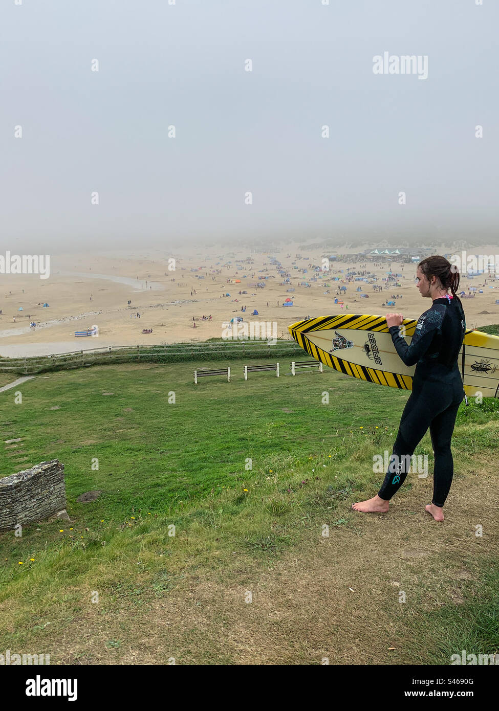 Surfeur regardant sur la plage de Cornwall - Image de stock capturée avec un smartphone