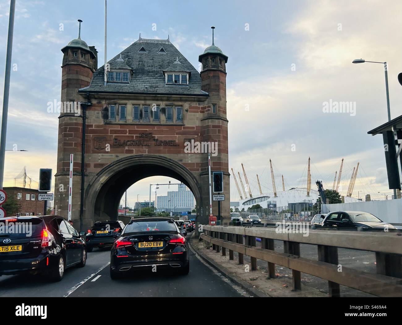 Trafic entrant dans le tunnel Blackwall londres avec le dôme du millénaire en arrière-plan Banque D'Images