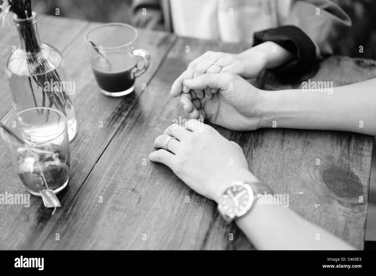 Se tenant la main, prenant le café et le thé, juste couple marié Banque D'Images