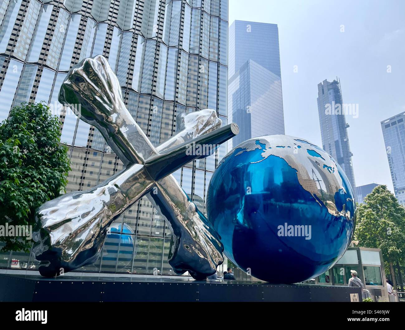 Installation artistique au World Trade Center de Daniel Anderson intitulée XO Play et XO World sur les enfants jouant aux crics comme métaphore de la paix. New York États-Unis - Image de stock capturée avec un smartphone
