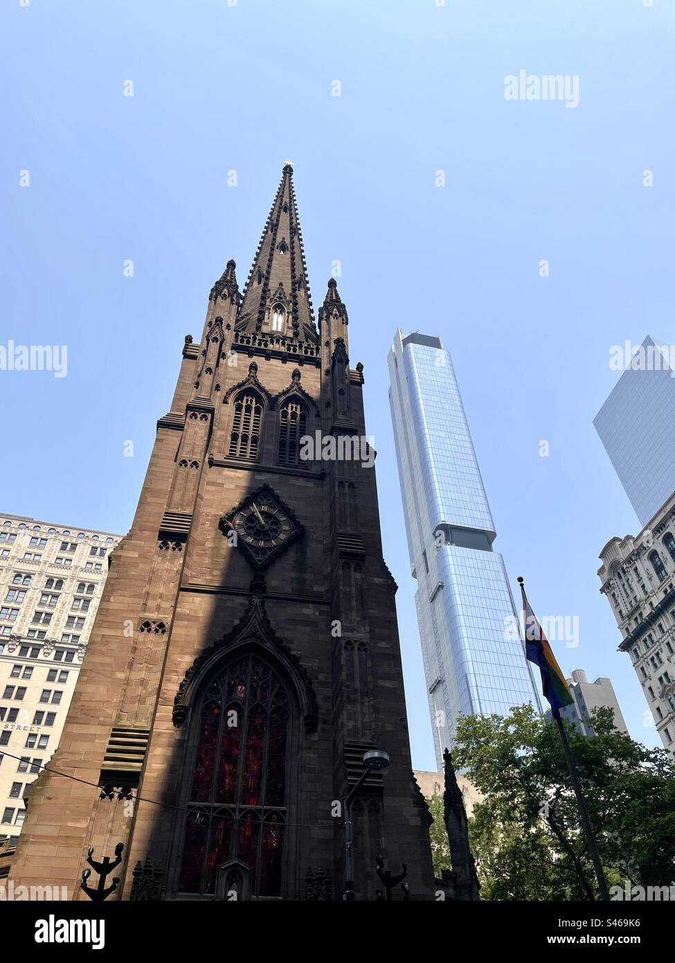 Église historique de la Trinité dans l'ombre partielle avec des gratte-ciel à proximité au World Trade Center à New York, États-Unis - site de sépulture pour Alexander Hamilton - Image de stock capturée avec un smartphone