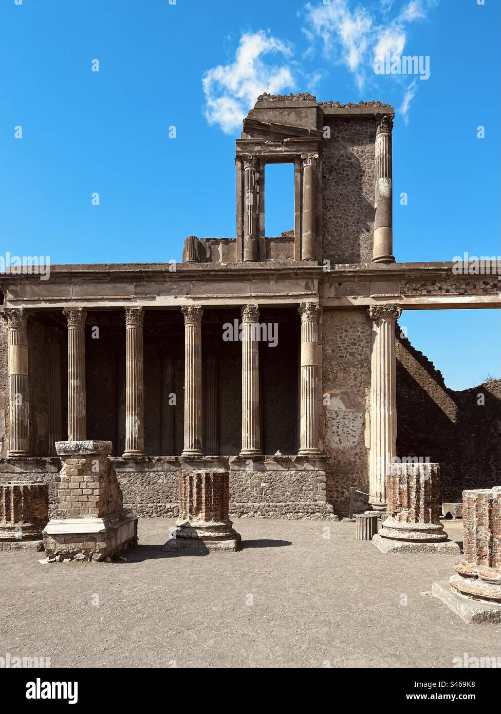 Ruines de l'ancien temple romain dans le site archéologique UNESCO de Pompéi près de Naples en Italie - Image de stock capturée avec un smartphone
