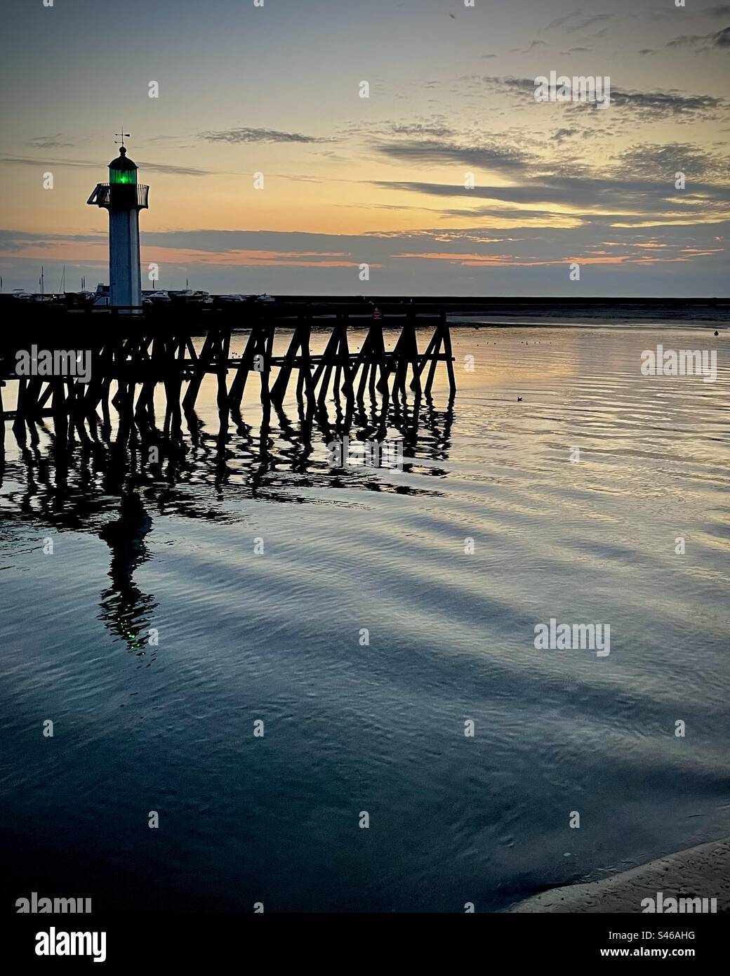 Coucher de soleil morose derrière la jetée de Trouville, France. - Image de stock capturée avec un smartphone