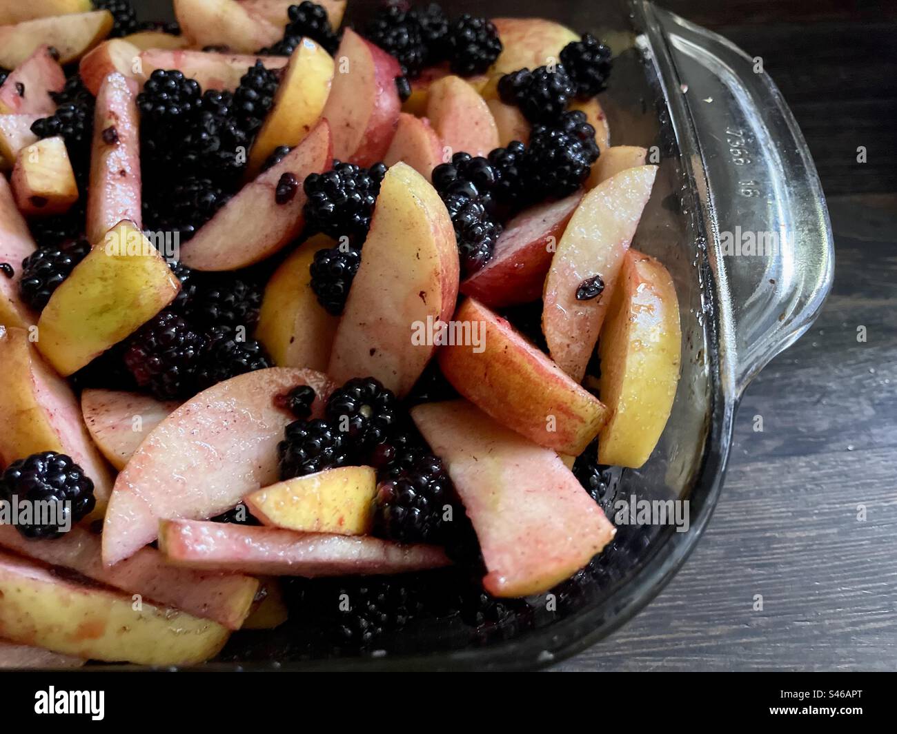 Pomme et mûres prêtes pour le mélange crumble à saupoudrer sur le dessus. Banque D'Images