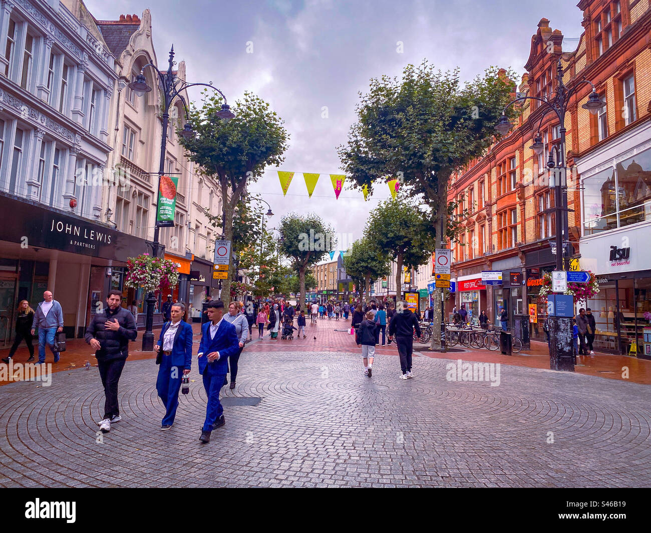 Une vue le long de Broad Street dans le centre-ville de lecture dans le Berkshire, Royaume-Uni. Banque D'Images