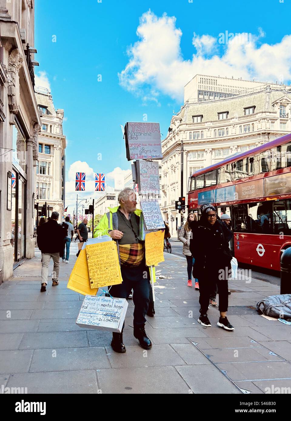 Homme avec des signes religieux sur Oxford Street london Banque D'Images