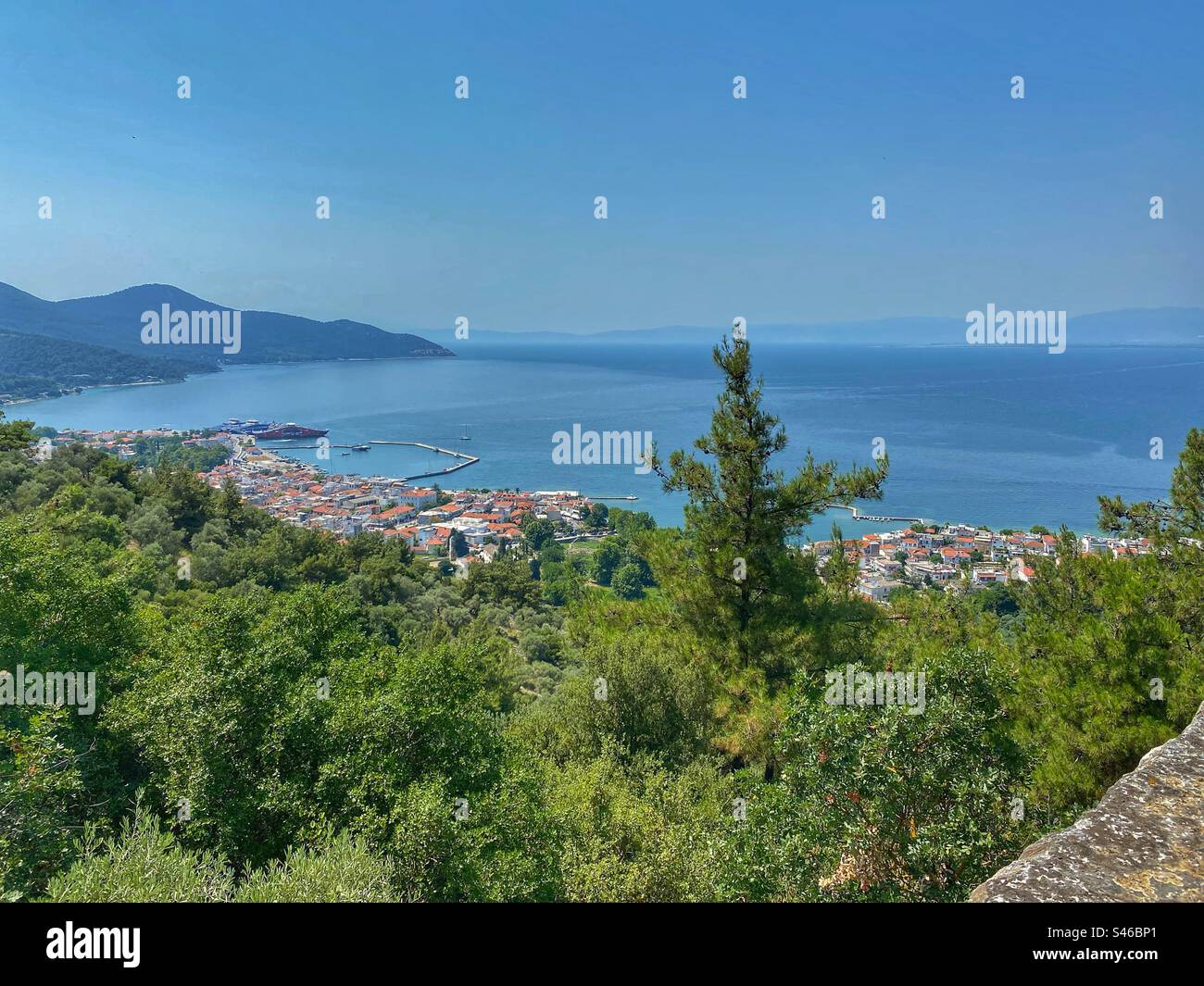 Vue sur la mer avec des forêts verdoyantes et Limenas, la capitale de l'île de Thassos, du haut de la colline de l'Acropole, Grèce. Banque D'Images