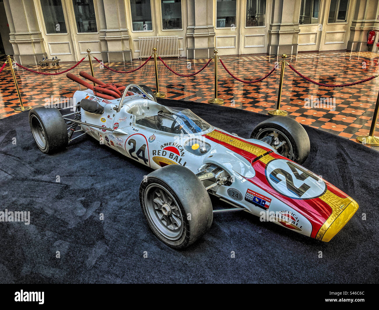Réplique d'une Lola T90 de 1966, Red Ball Special utilisée par Graham Hill pour remporter la course Indianapolis 500 Race, exposée au Hop Exchange, London Bridge Banque D'Images