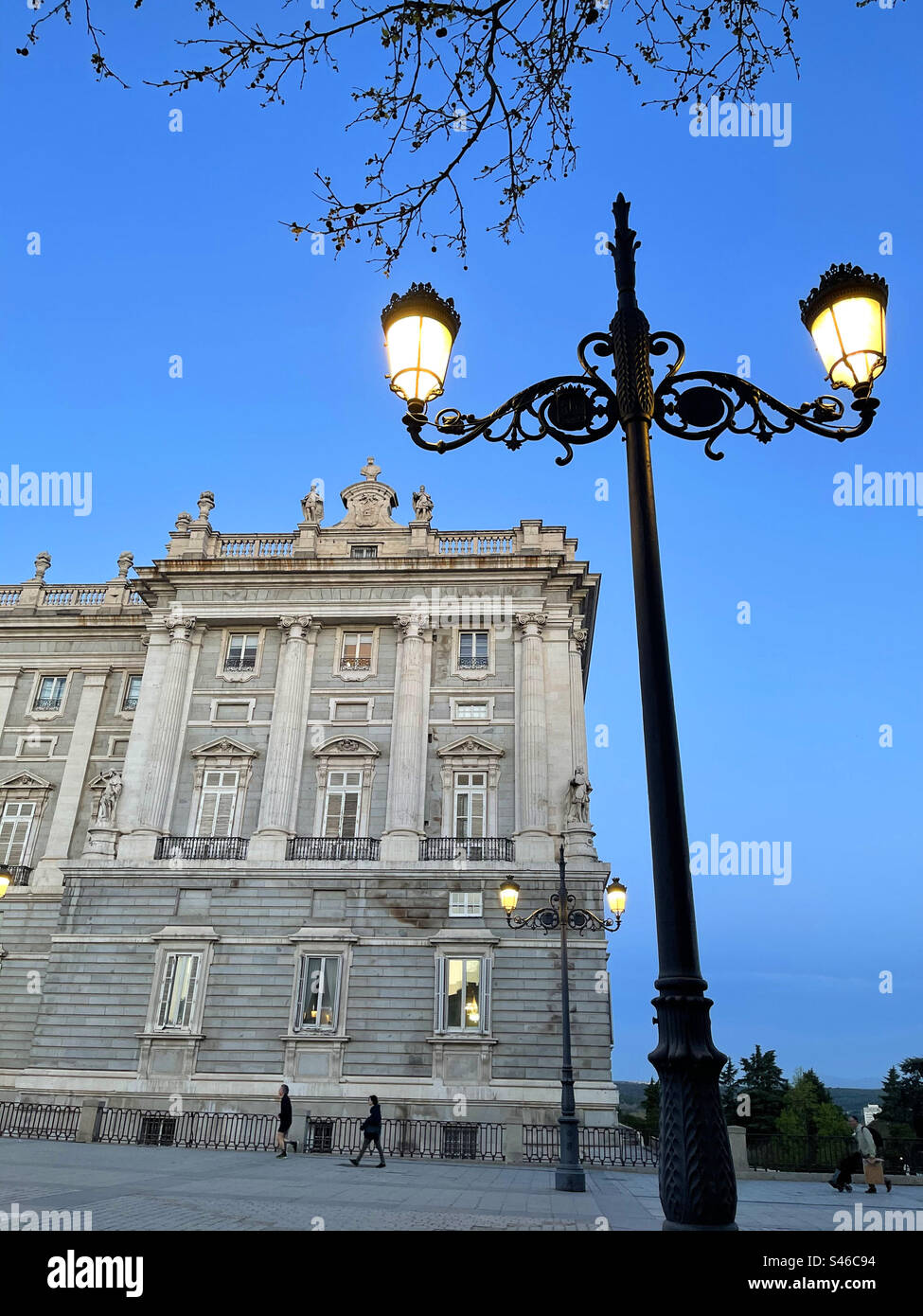 Palais Royal, vision de nuit. Madrid, Espagne. - Image de stock capturée avec un smartphone