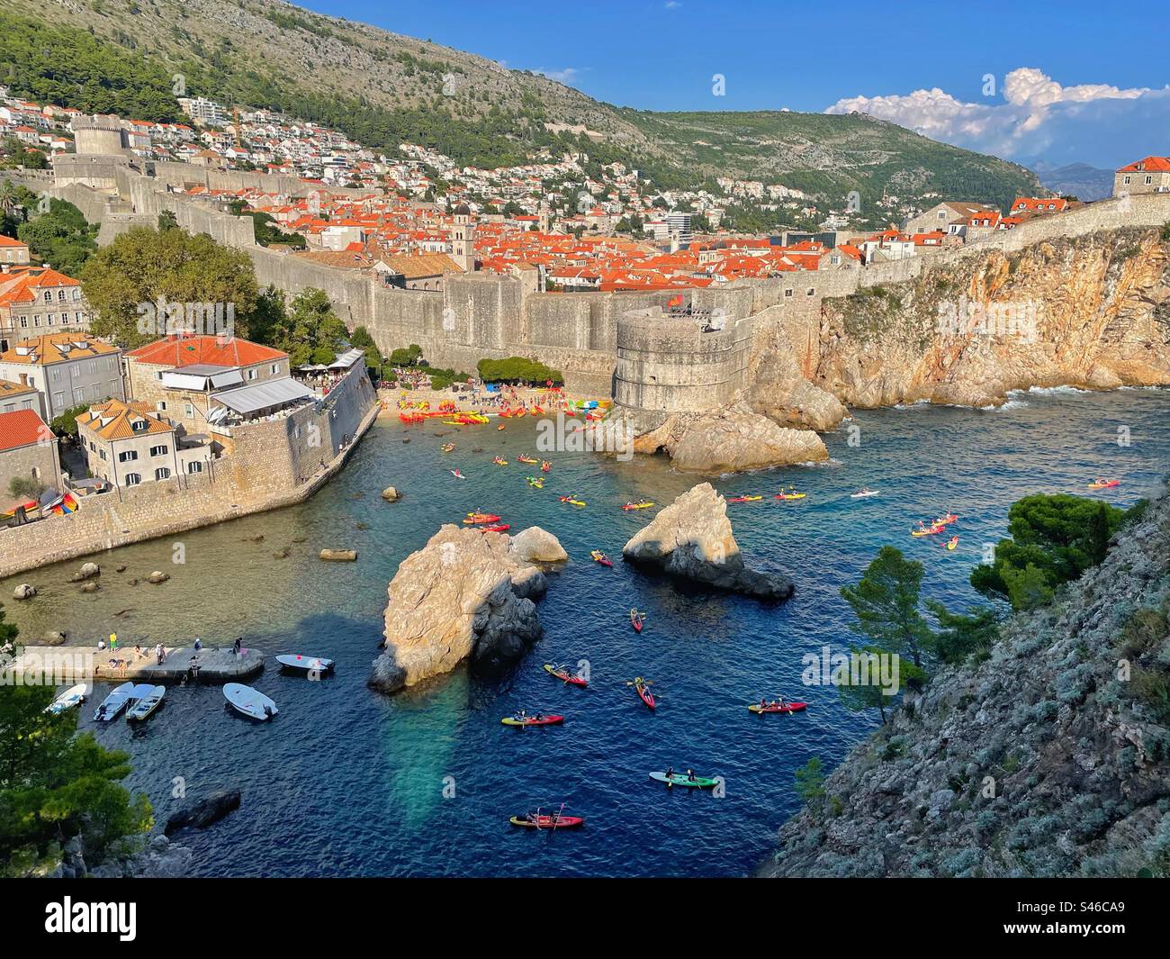 Vieille ville de Dubrovnik vue du fort Lovrijenac, août. - Image de stock capturée avec un smartphone
