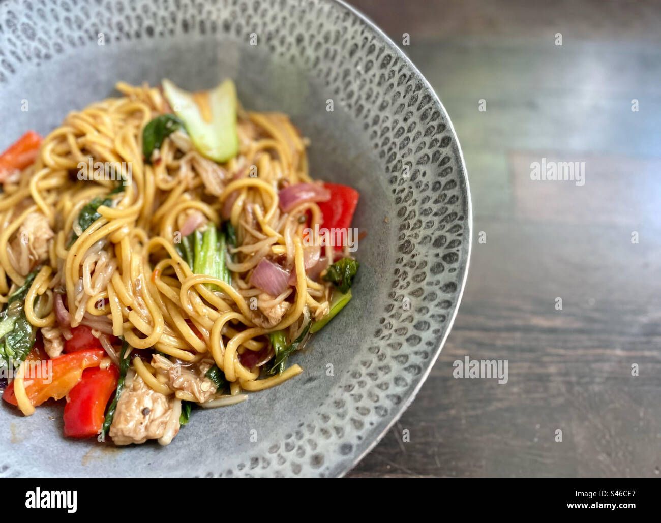 Légumes et champignons sautés chow mein. Banque D'Images