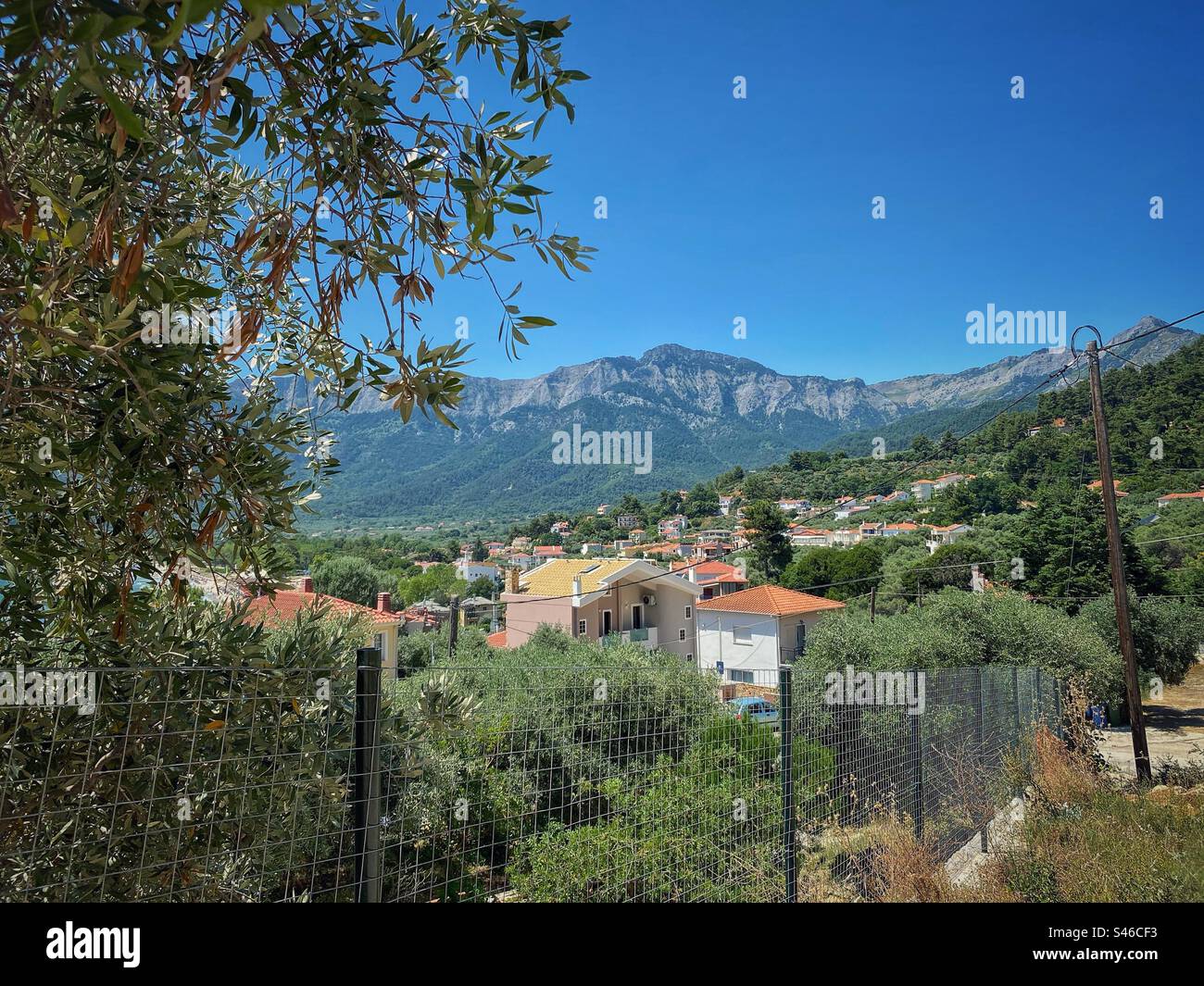 Vue sur la ville de Golden Beach avec des montagnes et des arbres verts sur l'île de Thassos en Grèce. Banque D'Images