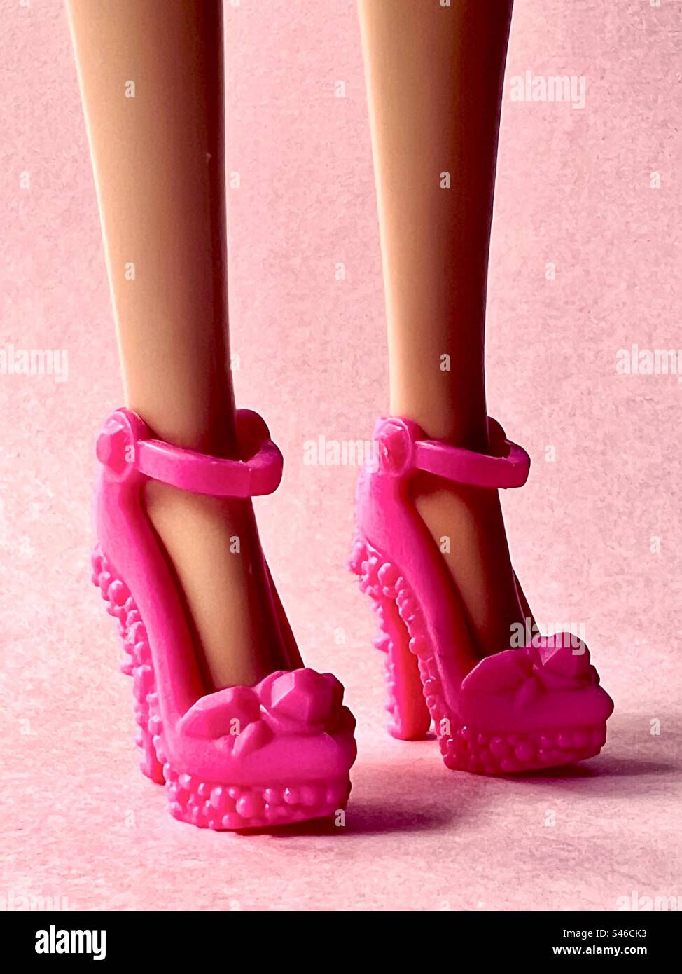 Jambes de poupée Barbie et talons rose chaud - Image de stock capturée avec un smartphone