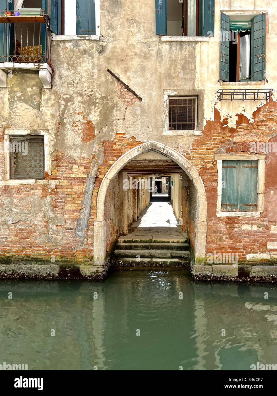 Près du Ponte Ubaldo Belli Gia'san Felice, sur Rio di San Felice canale, se trouve une entrée voûtée menant à la Calle del Frutarol detta de la Malvasia, Venise Banque D'Images