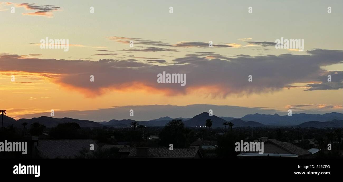 Les moussons de l'Arizona ont commencé!, les nuages violets massifs en flammes avec le soleil couchant, les chaînes de montagnes ombragées, le coucher de soleil brillant, Phoenix, vue depuis Lookout Mountain, paysage Banque D'Images
