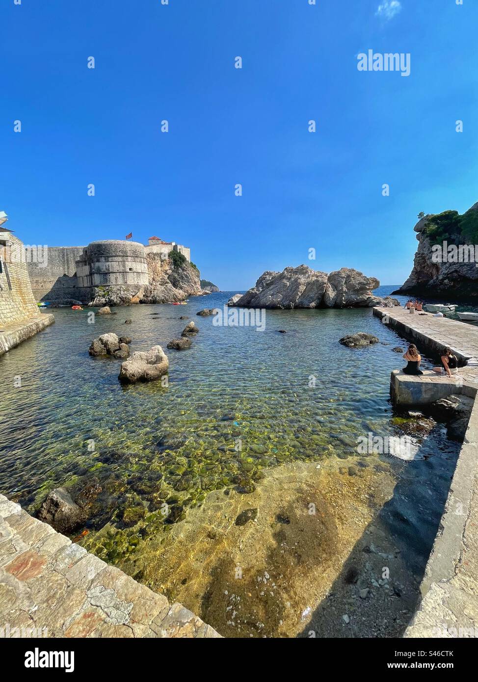 Jetée ouest et port, vieille ville de Dubrovnik, Croatie, lieu de tournage de la série télévisée Game of Thrones. - Image de stock capturée avec un smartphone