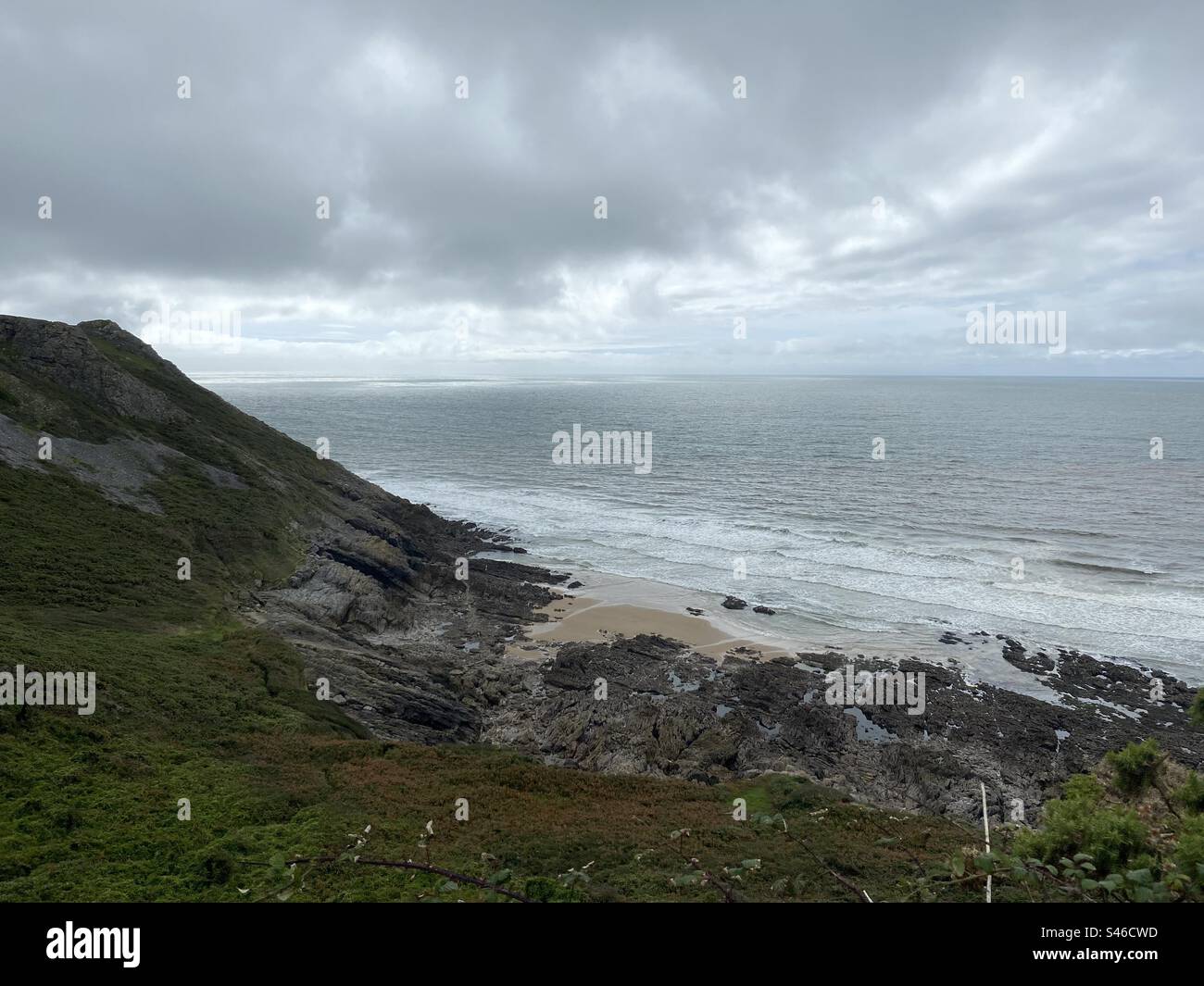 Pennard Cliffs, Southgate, Gower regardant au-dessus du canal de Bristol par un jour gris d'août Banque D'Images