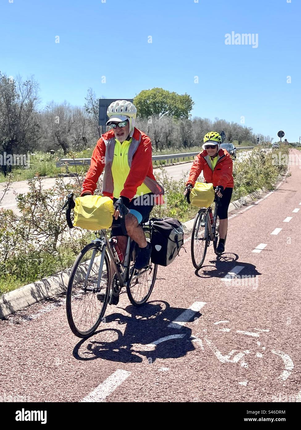 Deux cyclistes sur une piste cyclable Banque D'Images